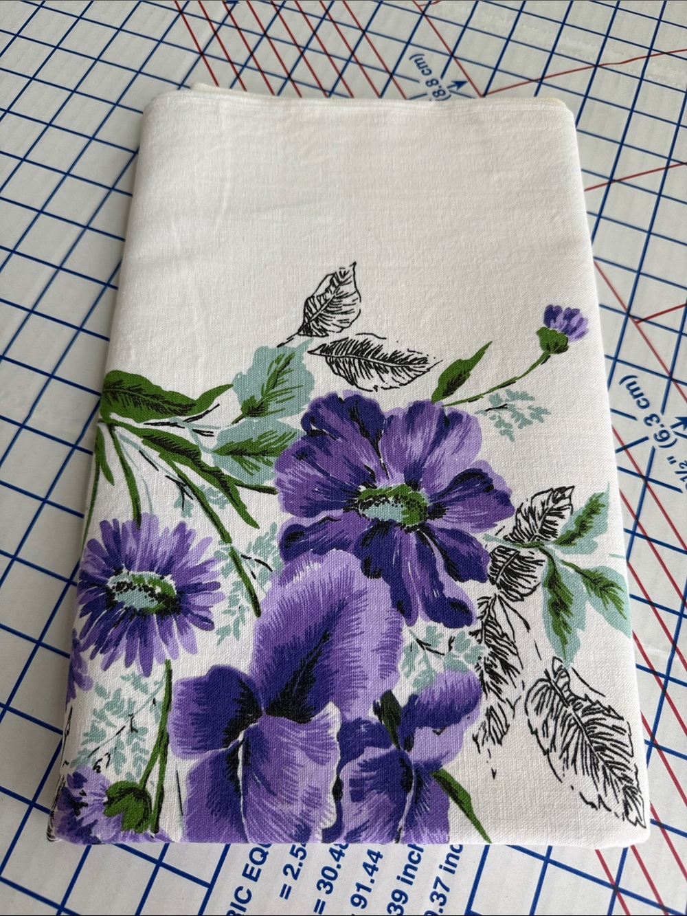 Vintage 1950s Floral Tablecloth Cutter Fabric 48” Purple Flowers Repurpose